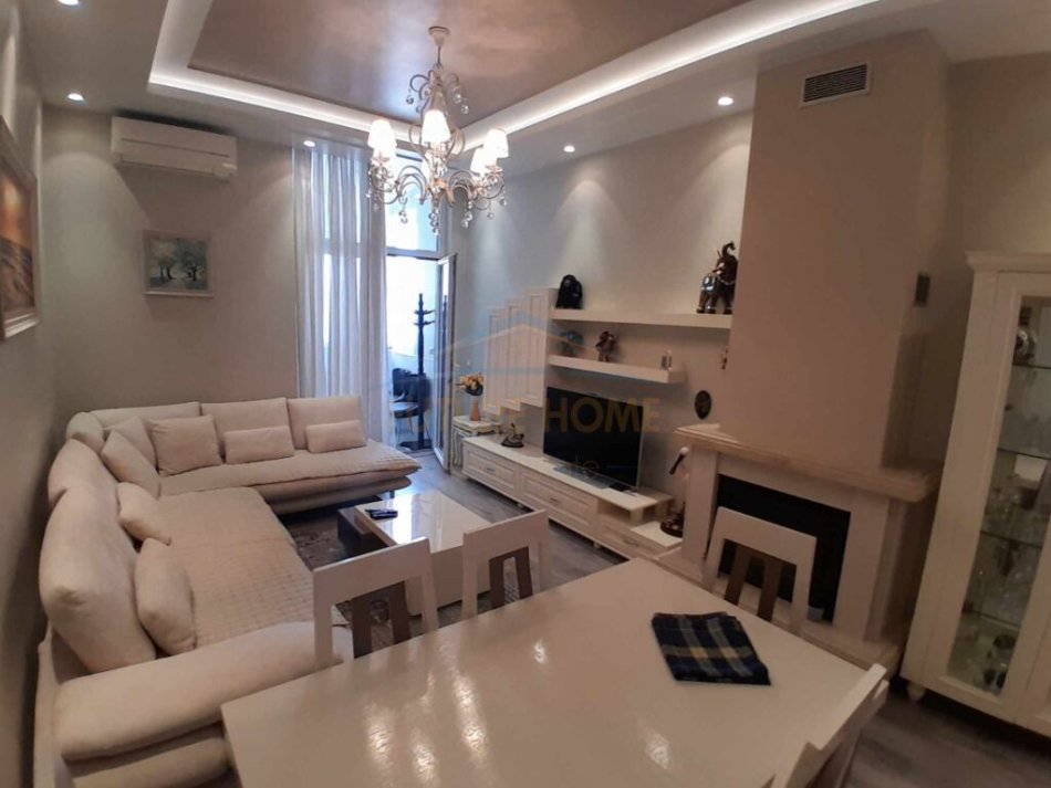Tirane, jepet me qera apartament 2+1+Ballkon Kati 7, 96 m² 850 € (Rruga Bardhyl)