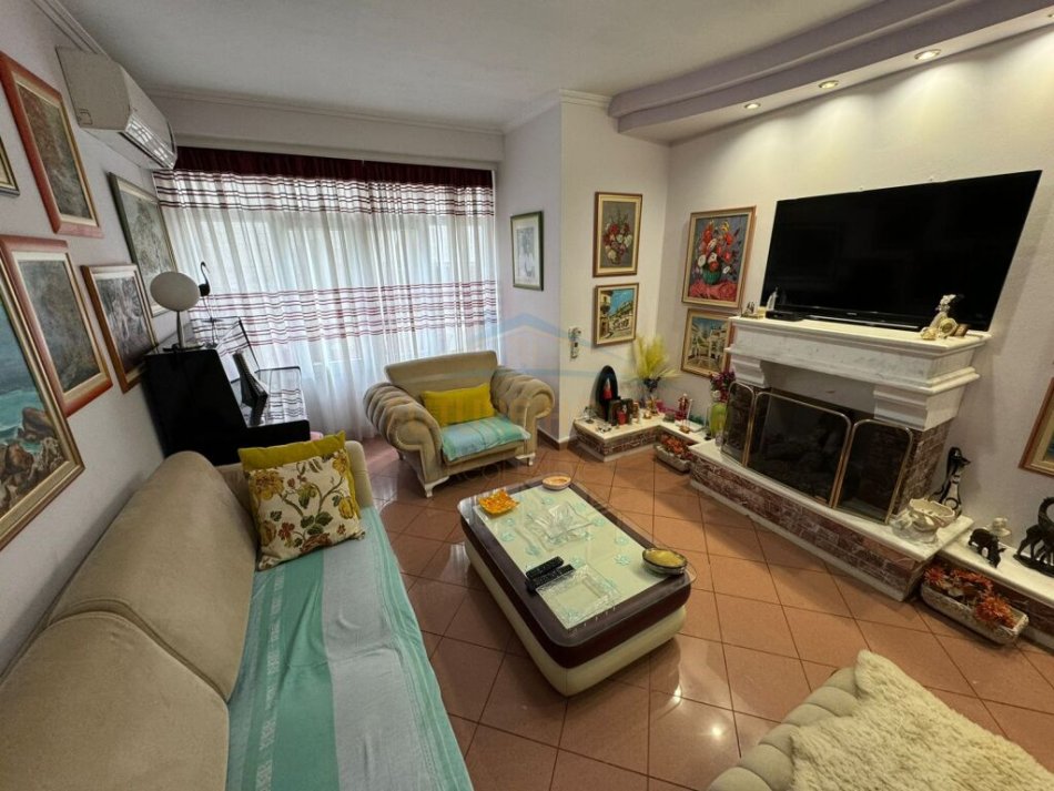 Tirane, jepet me qera apartament 1+1+Ballkon Kati 4, 75 m² 650 € (Garda, Bllok)