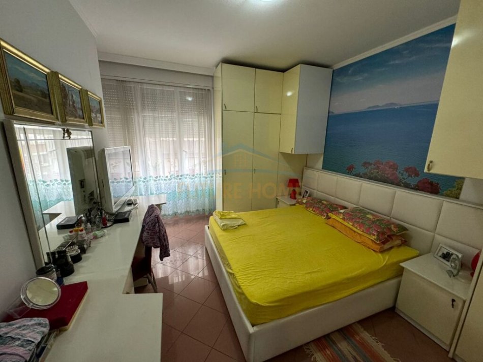 Tirane, jepet me qera apartament 1+1+Ballkon Kati 4, 75 m² 650 € (Garda, Bllok)