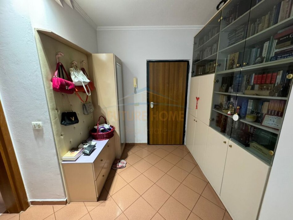 Tirane, jepet me qera apartament 1+1+Ballkon Kati 4, 75 m² 650 € (Garda, Bllok)