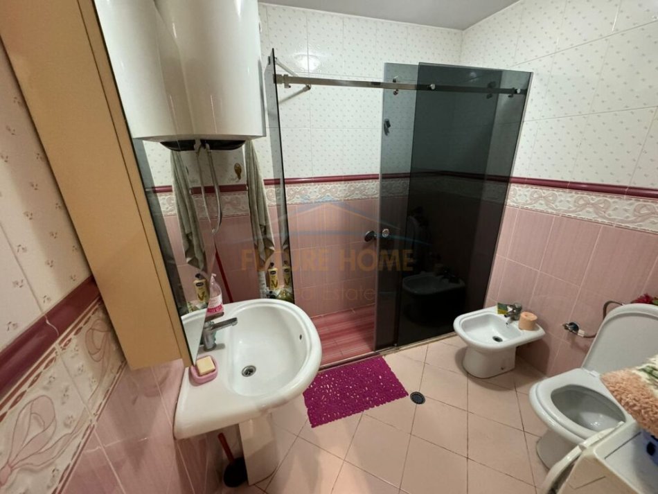 Tirane, jepet me qera apartament 1+1+Ballkon Kati 4, 75 m² 650 € (Garda, Bllok)