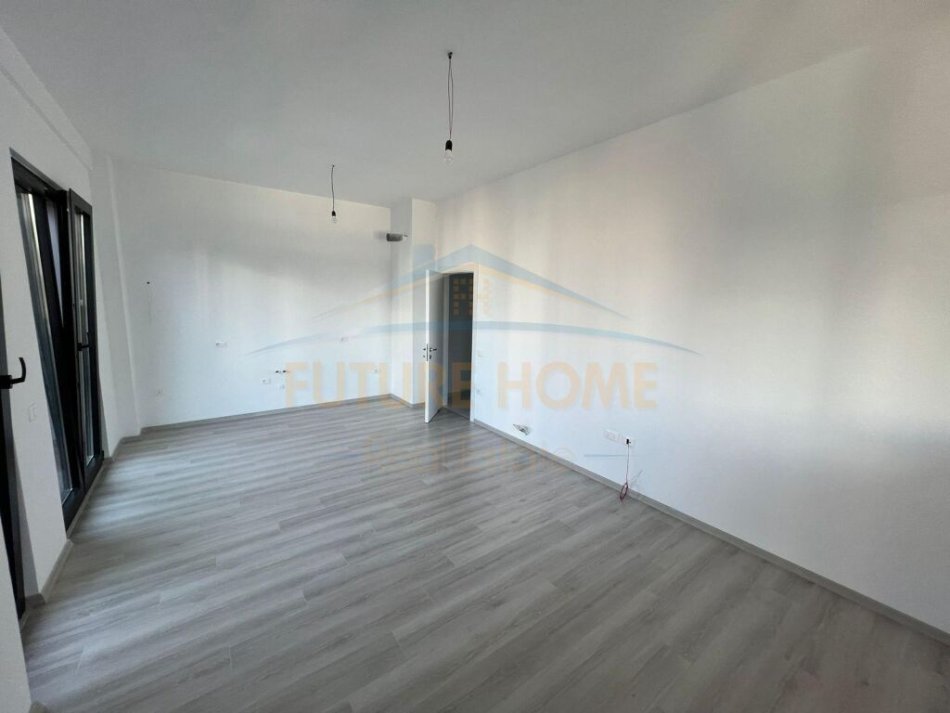 Tirane, jepet me qera ambjent biznesi Kati 8, 100 m² 800 € (Rruga e Kavajes)