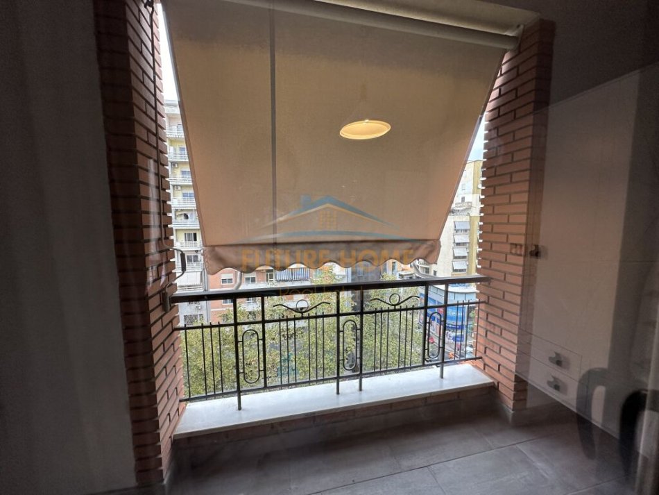Tirane, jepet me qera apartament 3+1 Kati 7, 123 m² 1.000 € (Rruga e Kavajes)