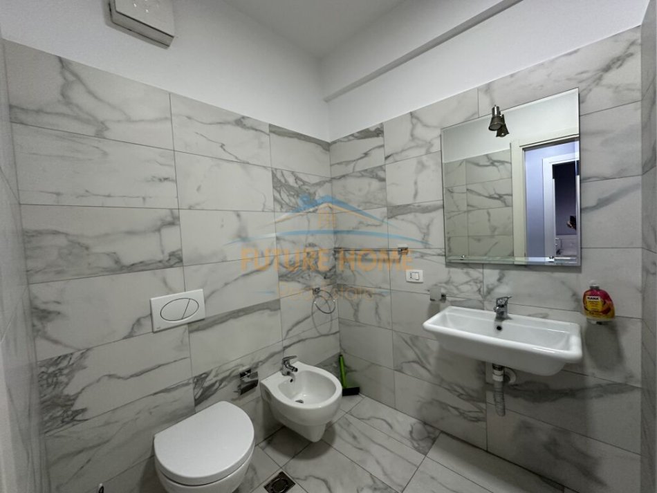 Tirane, jepet me qera apartament 3+1 Kati 7, 123 m² 1.000 € (Rruga e Kavajes)