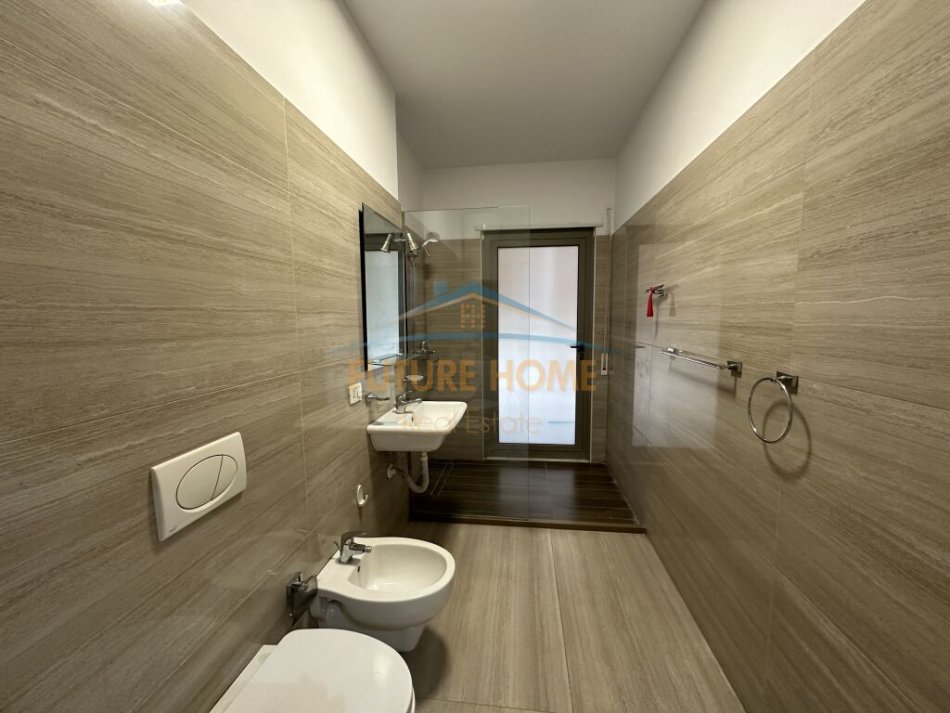 Tirane, jepet me qera apartament 3+1+Ballkon Kati 7, 123 m² 1.000 € (Kompleksi Deliorgji)