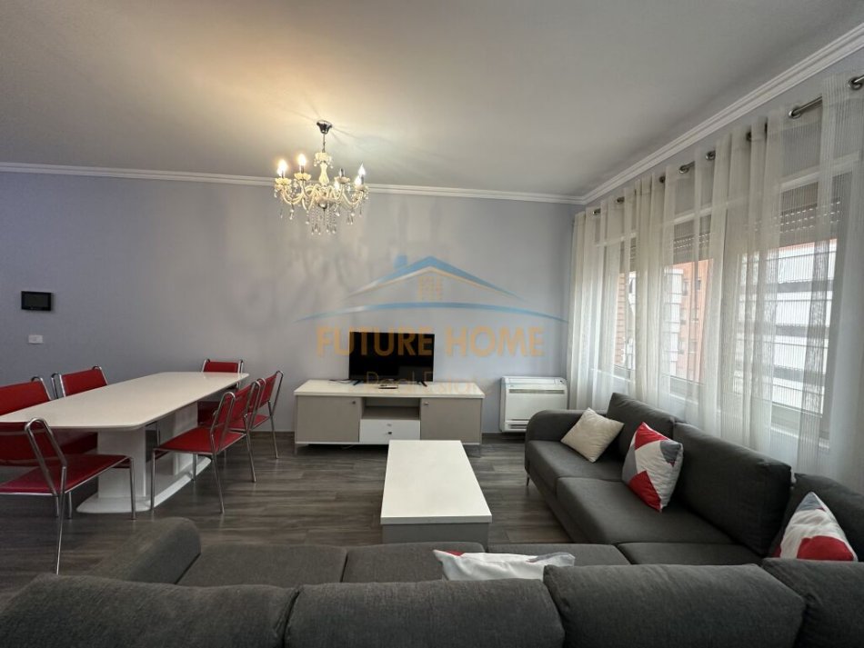 Tirane, jepet me qera apartament 3+1 Kati 7, 123 m² 1.000 € (Rruga e Kavajes)