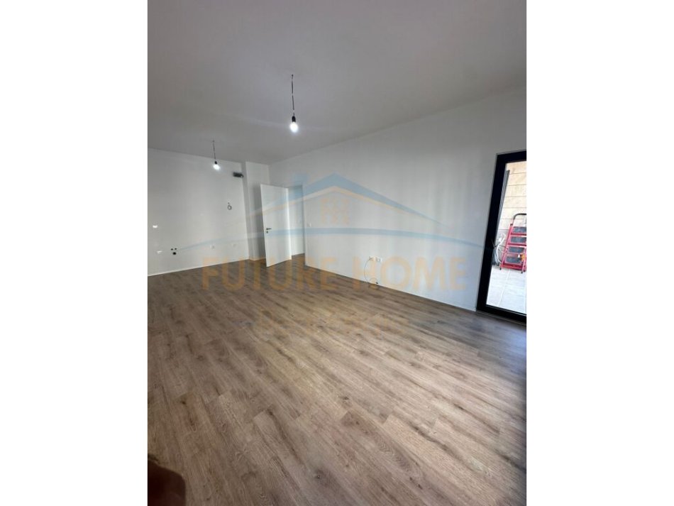 Tirane, jepet me qera apartament 1+1+Aneks+Ballkon Kati 2, 64 m² 110.000 € (PORCELAN)
