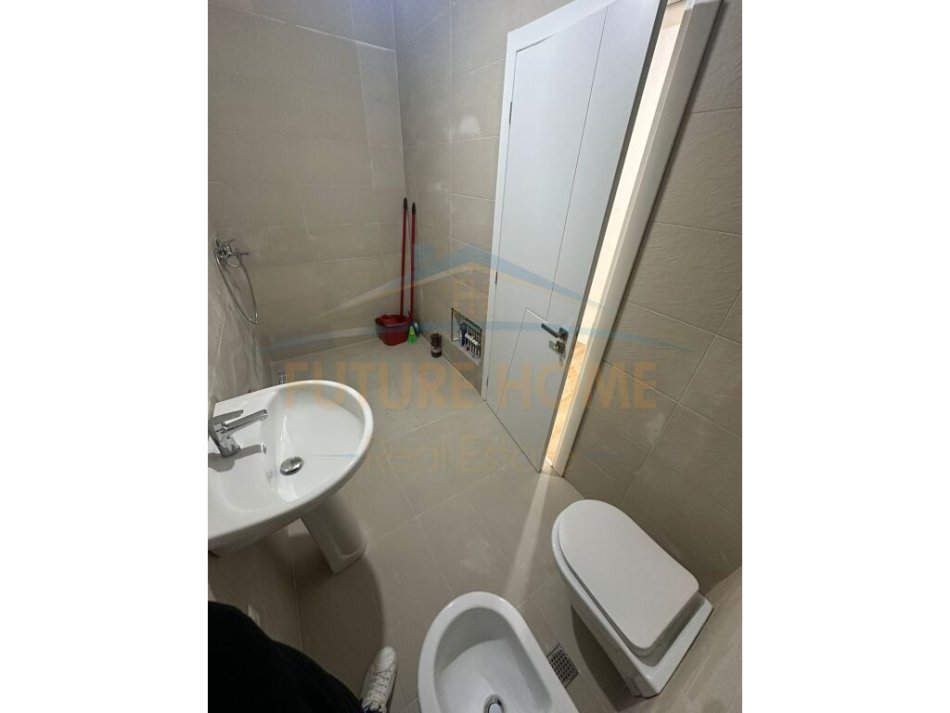 Tirane, jepet me qera apartament 1+1+Aneks+Ballkon Kati 2, 64 m² 110.000 € (PORCELAN)