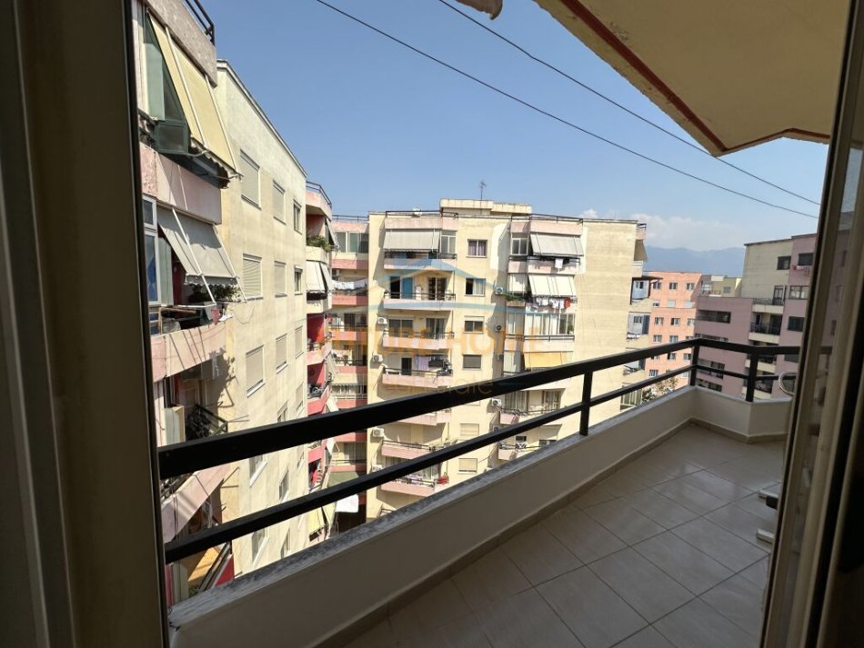 Tirane, shitet apartament 2+1+Ballkon Kati 8, 90 m² 105.000 € (Unaza e re)