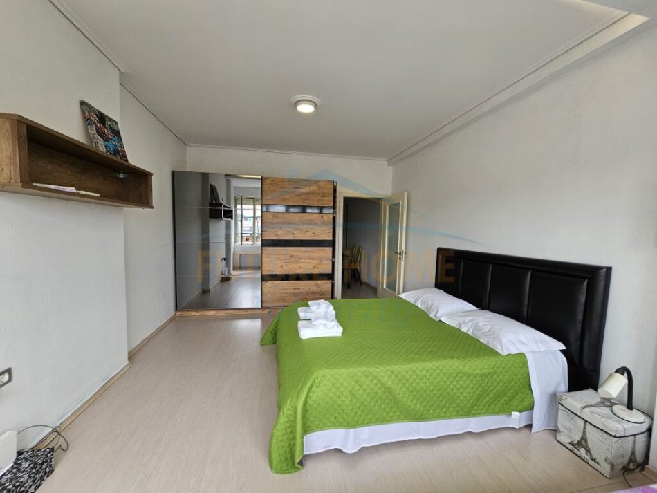 Tirane, jepet me qera apartament 2+1+Ballkon Kati 8, 110 m² 600 € (TODI SHKURTI)