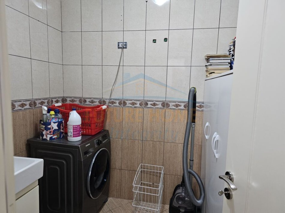 Tirane, jepet me qera apartament 2+1+Ballkon Kati 8, 110 m² 600 € (TODI SHKURTI)