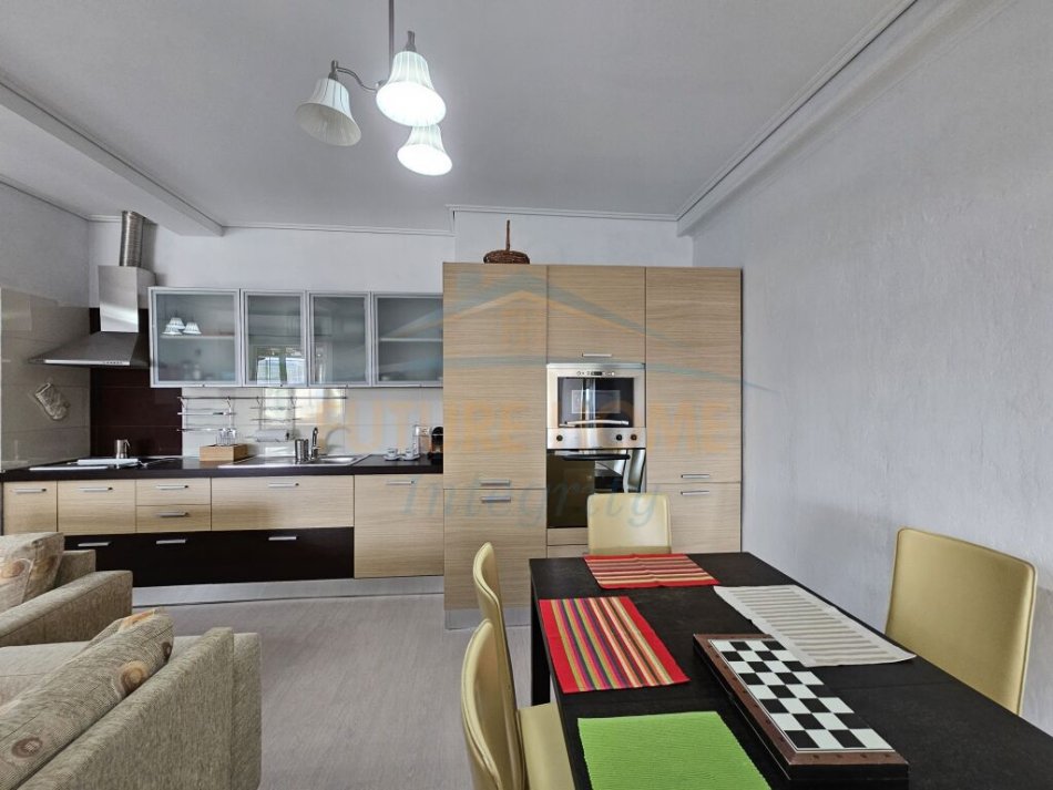 Tirane, jepet me qera apartament 2+1+Ballkon Kati 8, 110 m² 600 € (TODI SHKURTI)