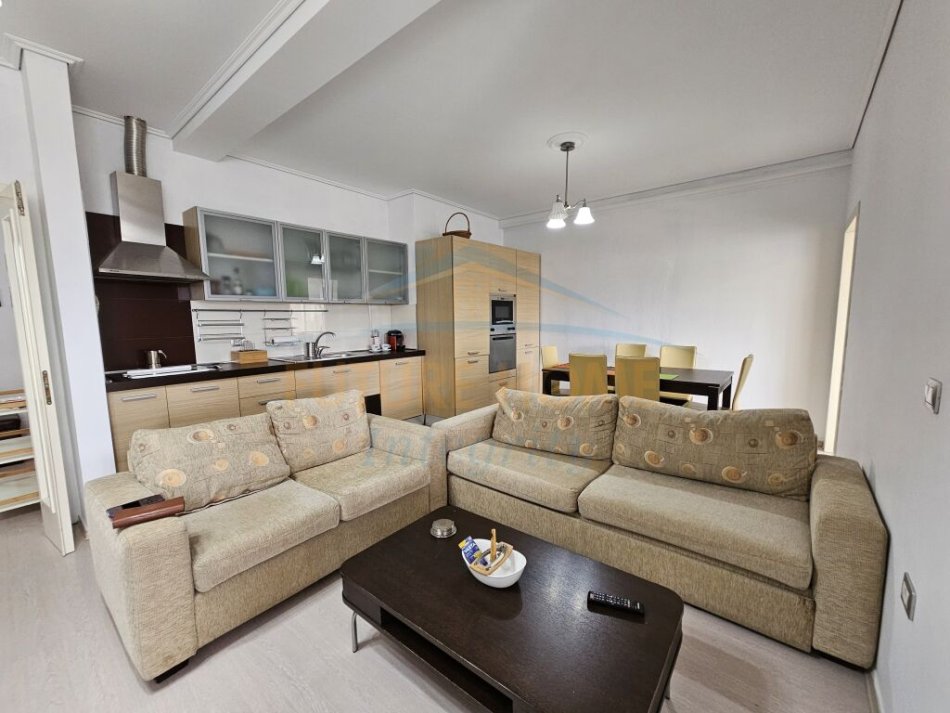 Tirane, jepet me qera apartament 2+1+Ballkon Kati 8, 110 m² 600 € (TODI SHKURTI)