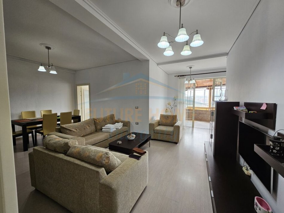 Tirane, jepet me qera apartament 2+1+Ballkon Kati 8, 110 m² 600 € (TODI SHKURTI)