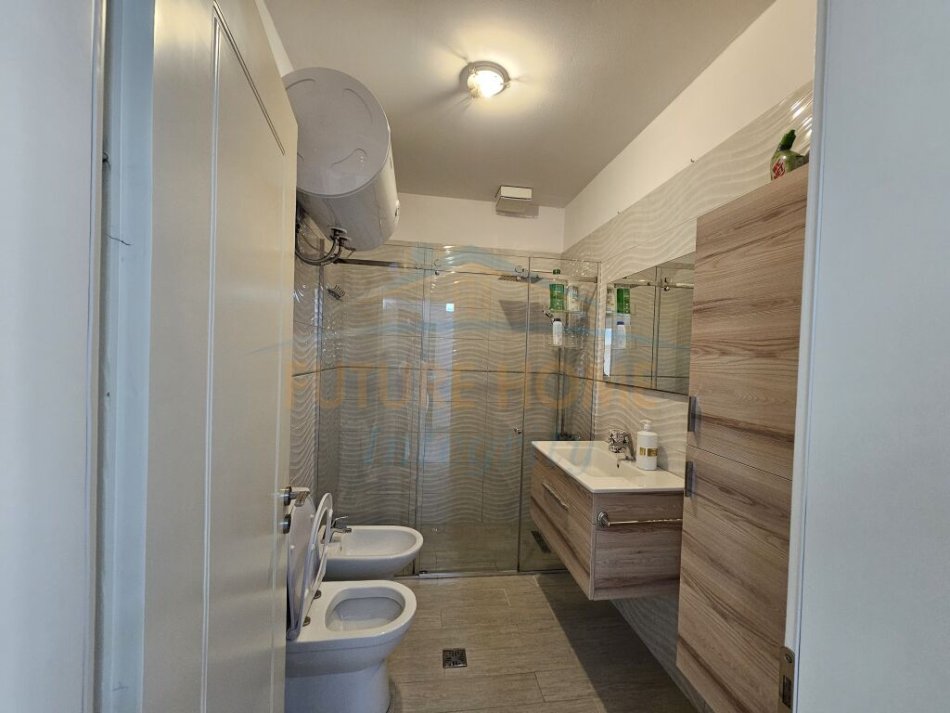 Tirane, jepet me qera apartament 2+1+Ballkon Kati 8, 110 m² 600 € (TODI SHKURTI)