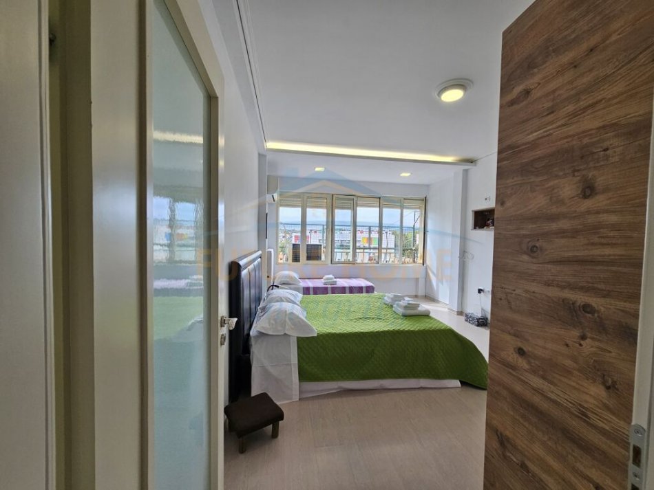 Tirane, jepet me qera apartament 2+1+Ballkon Kati 8, 110 m² 600 € (TODI SHKURTI)