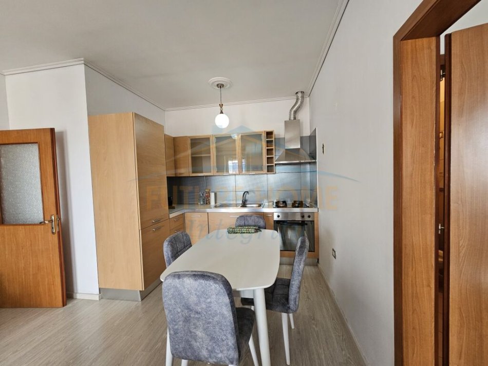 Tirane, jepet me qera apartament 2+1+Ballkon Kati 8, 90 m² 500 € (Yzberisht)