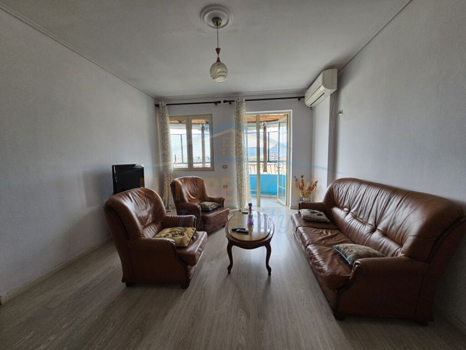 Tirane, jepet me qera apartament 2+1+Ballkon Kati 8, 90 m² 500 € (Yzberisht)