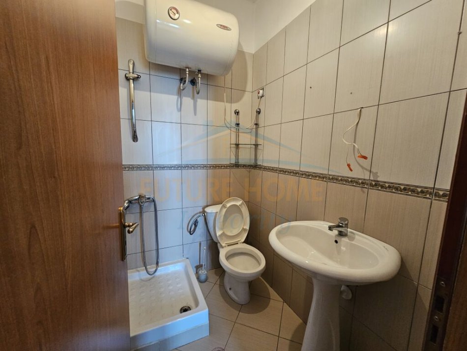 Tirane, jepet me qera apartament 2+1+Ballkon Kati 8, 90 m² 500 € (Yzberisht)