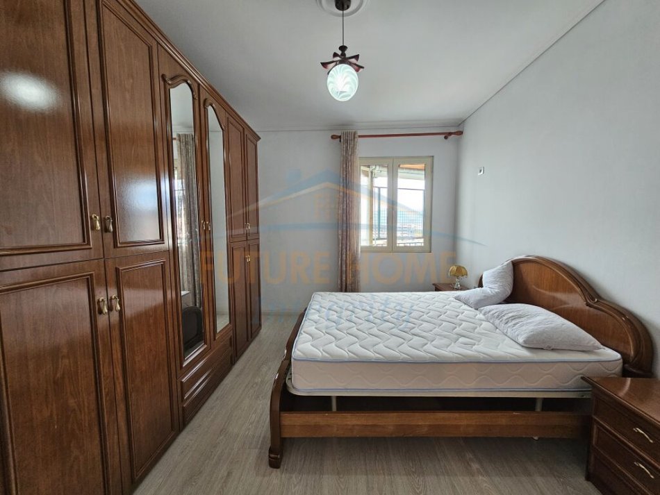 Tirane, jepet me qera apartament 2+1+Ballkon Kati 8, 90 m² 500 € (Yzberisht)