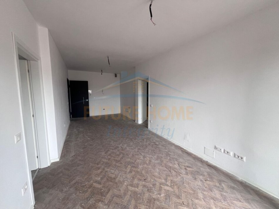 Tirane, jepet me qera zyre Kati 3, 110 m² 1.300 € (Tirana Garden Building, Rr.Kavajes)