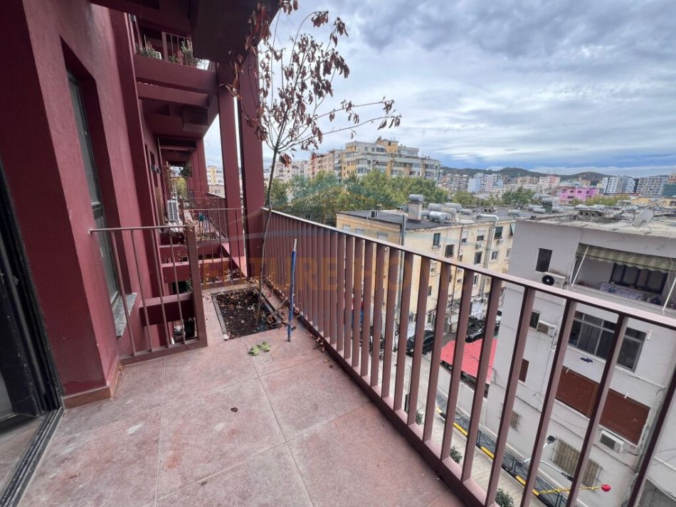 Tirane, jepet me qera apartament 2+1+Aneks+Ballkon Kati 3, 110 m² 1.300 € (Rruga e Kavajes)