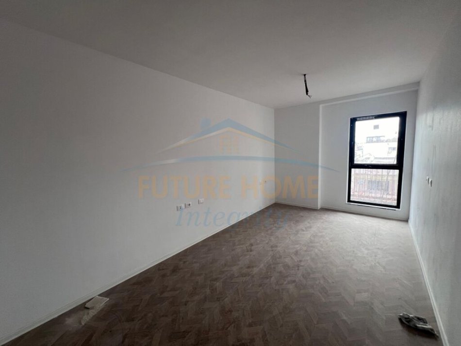 Tirane, jepet me qera zyre Kati 3, 110 m² 1.300 € (Tirana Garden Building, Ruga e Kavajes)