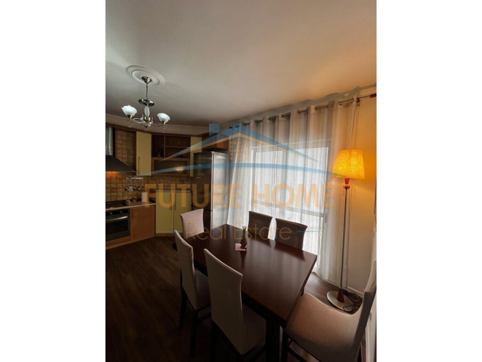 Tirane, jepet me qera apartament 2+1+Ballkon Kati 7, 85 m² 650 € (KOMUNA E PARISIT)