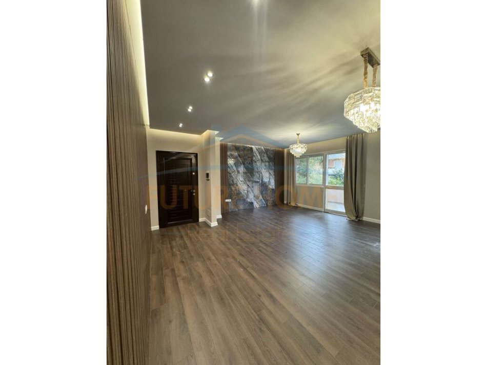 Tirane, jepet me qera apartament 2+1+Ballkon Kati 1, 120 m² 600 € (Kopshti Botanik)