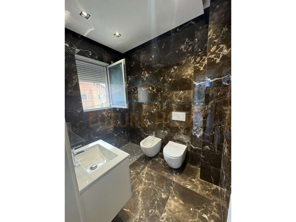 Tirane, jepet me qera apartament 2+1+Ballkon Kati 1, 120 m² 600 € (Kopshti Botanik)