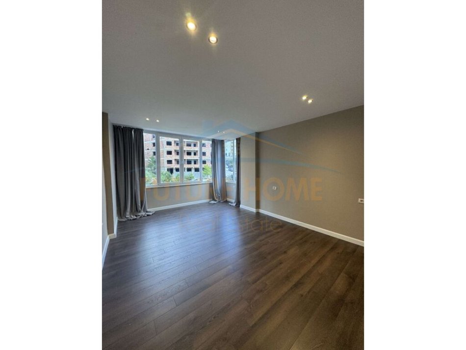 Tirane, jepet me qera apartament 2+1+Ballkon Kati 1, 120 m² 600 € (Kopshti Botanik)