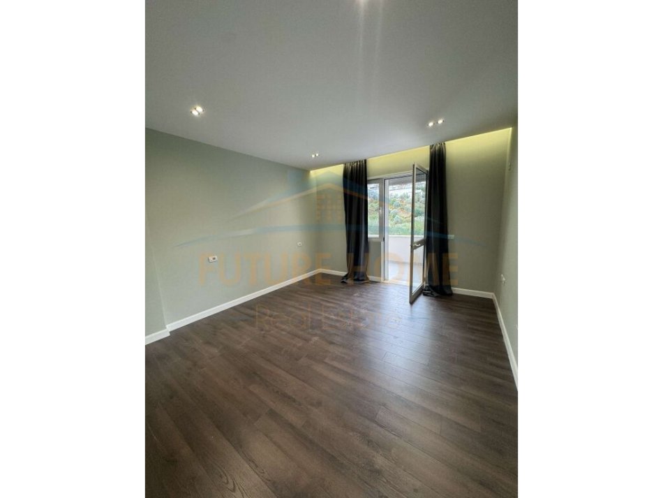 Tirane, jepet me qera apartament 2+1+Ballkon Kati 1, 120 m² 600 € (Kopshti Botanik)