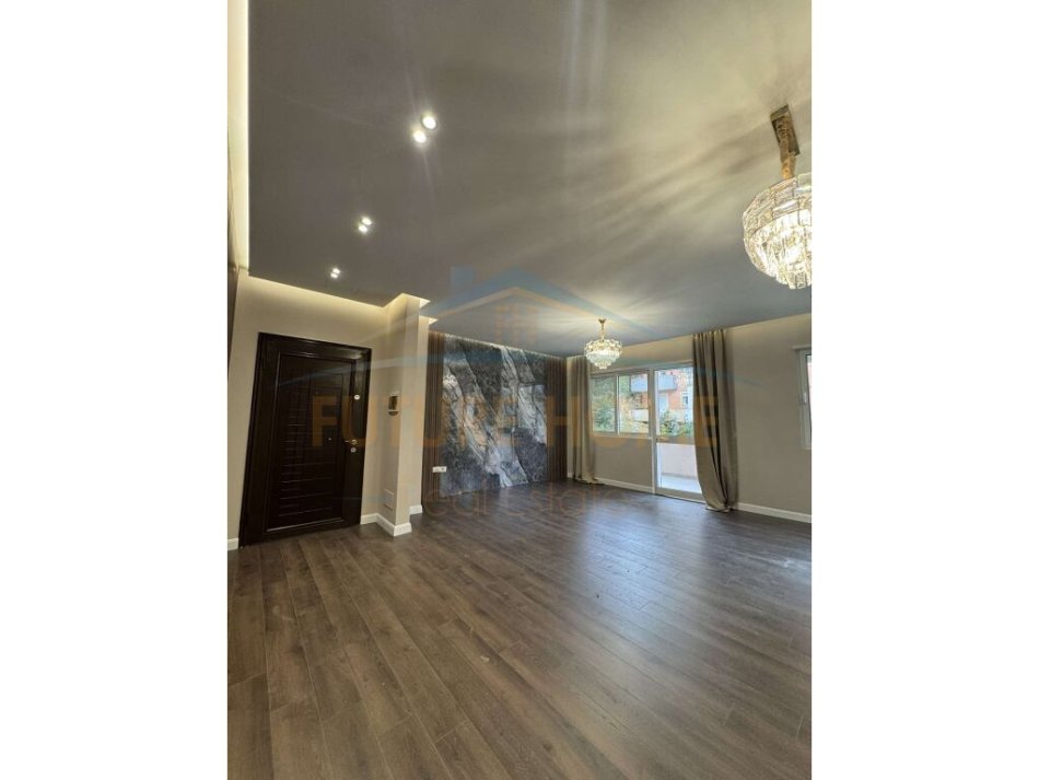 Tirane, jepet me qera apartament 2+1+Ballkon Kati 1, 120 m² 600 € (Kopshti Botanik)