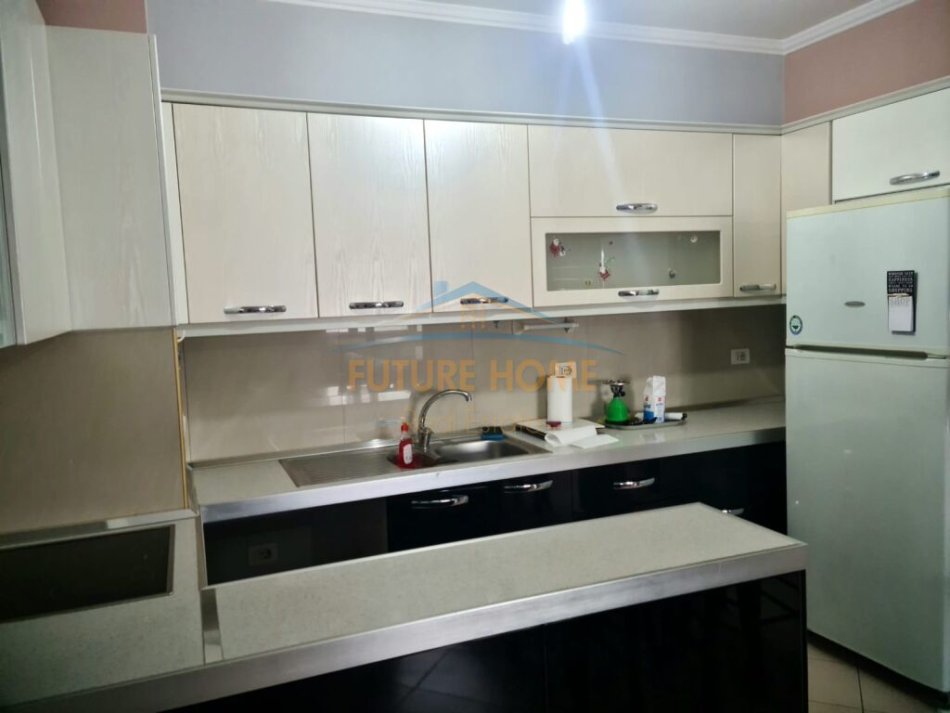 Tirane, jepet me qera apartament 1+1+Ballkon Kati 4, 75 m² 500 € (RRUGA E KAVAJES)