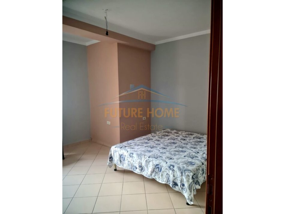 Tirane, jepet me qera apartament 1+1+Ballkon Kati 4, 75 m² 500 € (RRUGA E KAVAJES)