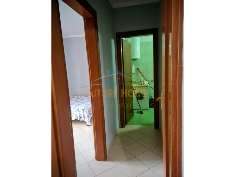Tirane, jepet me qera apartament 1+1+Ballkon Kati 4, 75 m² 500 € (RRUGA E KAVAJES)