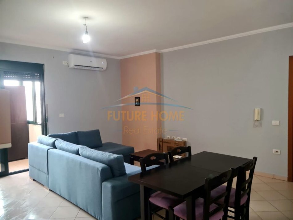 Tirane, jepet me qera apartament 1+1+Ballkon Kati 4, 75 m² 500 € (RRUGA E KAVAJES)