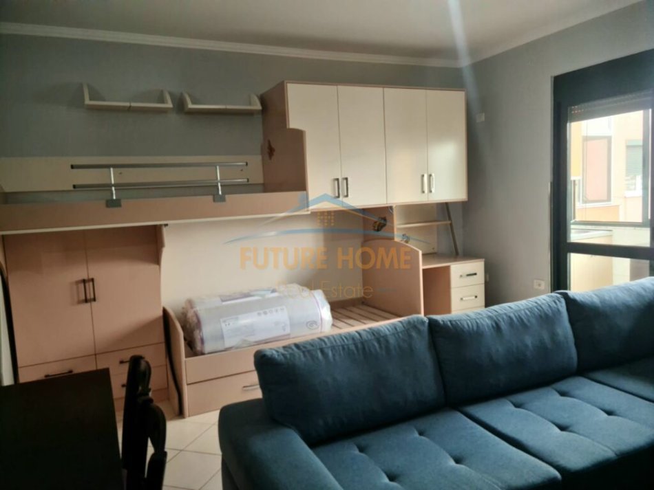 Tirane, jepet me qera apartament 1+1+Ballkon Kati 4, 75 m² 500 € (RRUGA E KAVAJES)