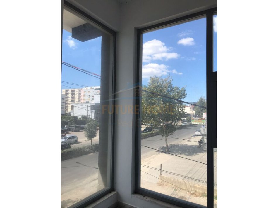 Tirane, jepet me qera Kati 2, 131 m² 800 € (Rrethrrotullimi i Ullirit, Kamëz)