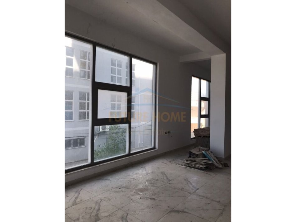 Tirane, jepet me qera Kati 2, 131 m² 800 € (Rrethrrotullimi i Ullirit, Kamëz)