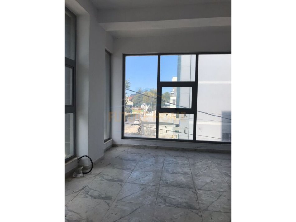 Tirane, jepet me qera Kati 2, 131 m² 800 € (Rrethrrotullimi i Ullirit, Kamëz)