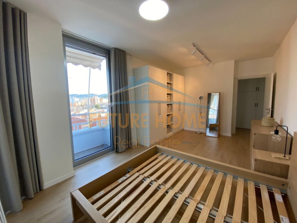 Tirane, jepet me qera apartament 3+1+Ballkon Kati 8, 158 m² 1.500 € (BULEVARDI ZOGU I)