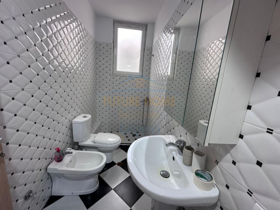 Tirane, jepet me qera apartament 2+1 Kati 5, 127 m² 800 € (Liqeni i Thate)