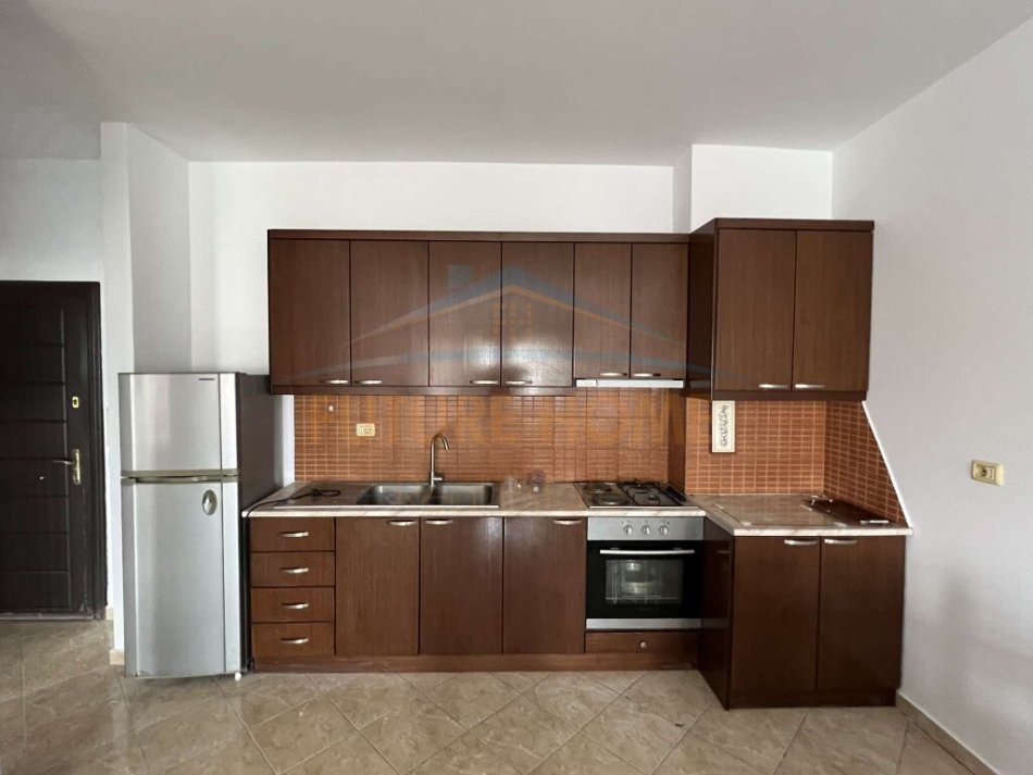 Tirane, jepet me qera apartament 1+1 Kati 3, 86 m² 300 € (Misto Mame.)