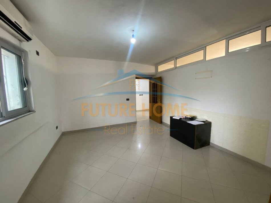 Tirane, shitet apartament 5+1 Kati 2, 156 m² 210.000 € (Rruga e Elbasanit)