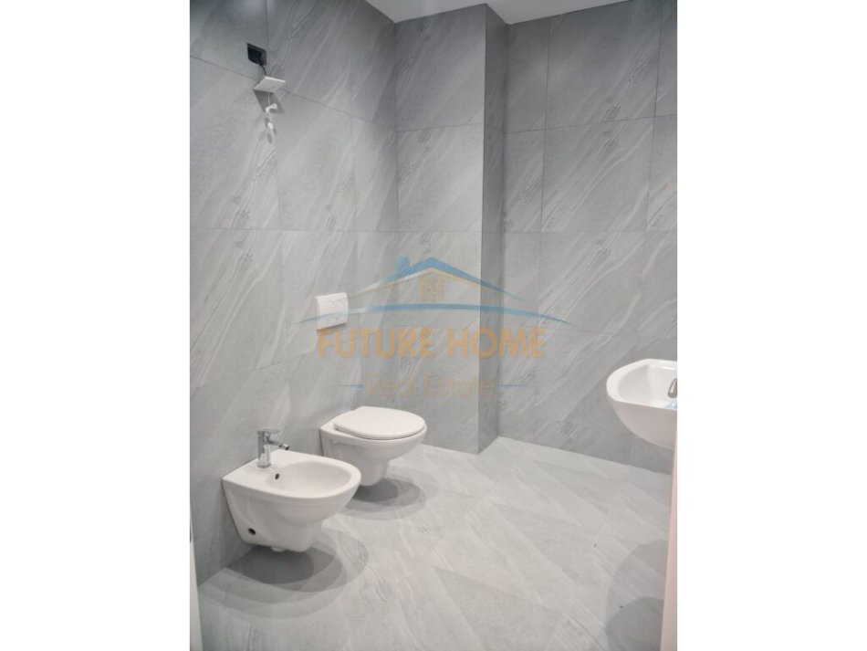 Tirane, jepet me qera zyre Kati 9, 124 m² 1.500 € (Lake View Residence, Liqeni Artificial)