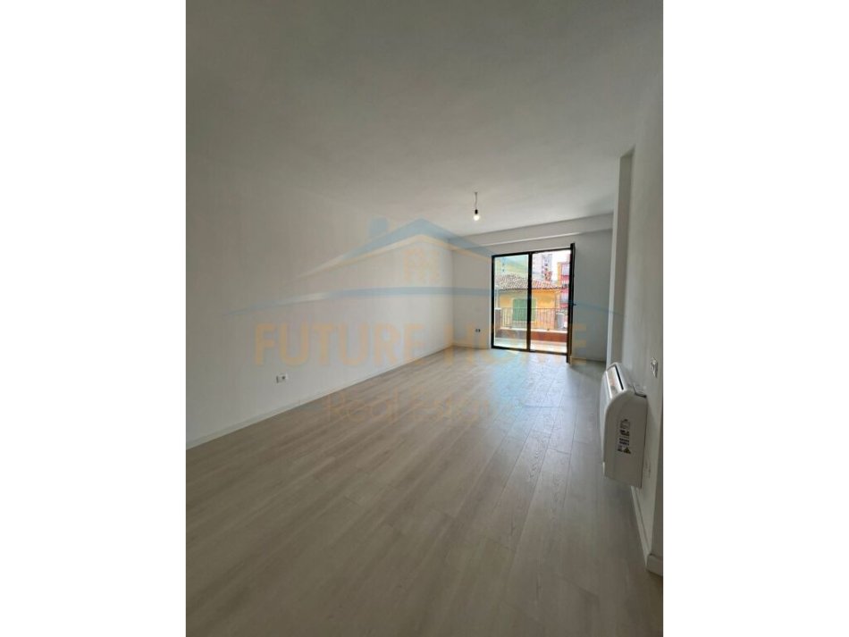 Tirane, jepet me qera zyre Kati 1, 97 m² 650 € (Myslym Shyri)