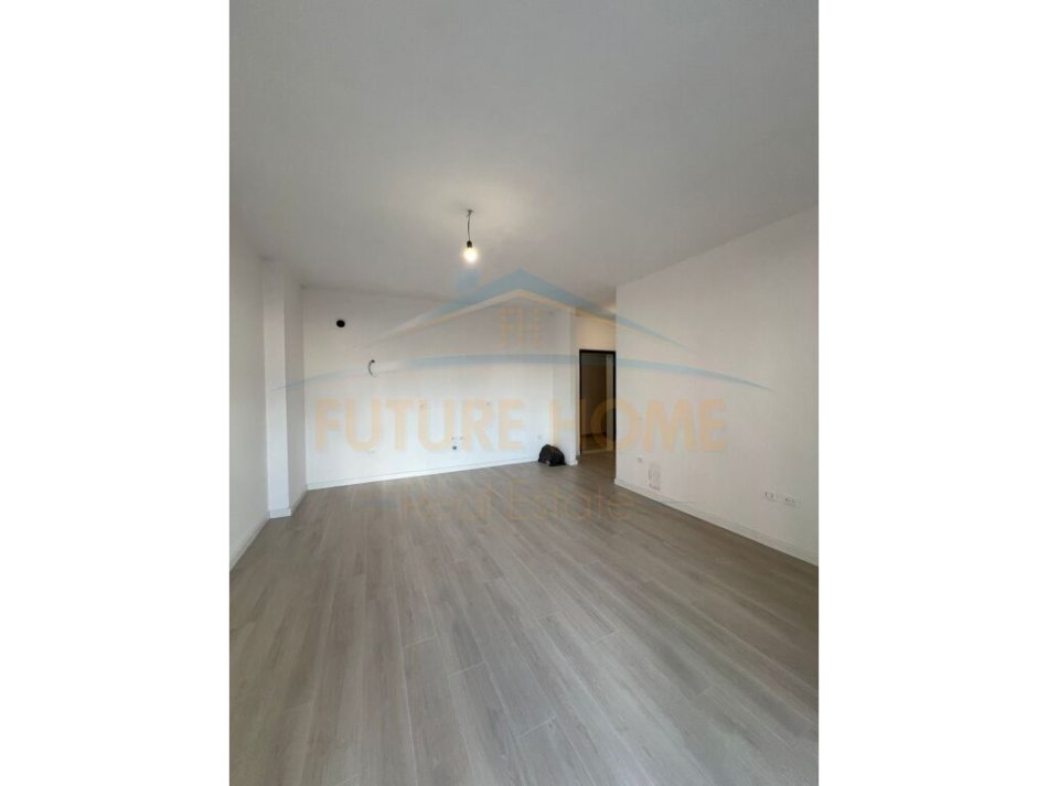 Tirane, jepet me qera zyre Kati 1, 97 m² 650 € (Myslym Shyri)