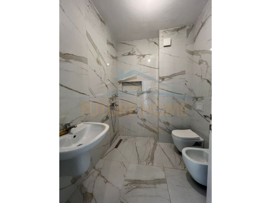 Tirane, jepet me qera apartament 2+1 Kati 1, 93 m² 700 € (Myslym Shyri)