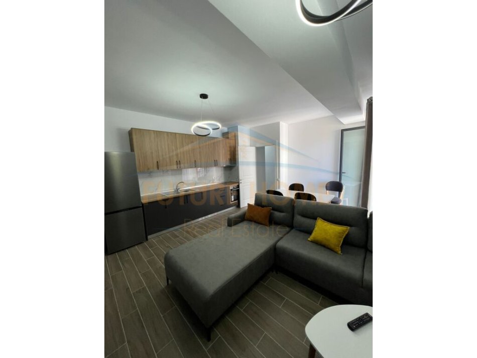 Tirane, jepet me qera apartament 1+1+Ballkon Kati 8, 70 m² 500 € (KOMPLEKSI ASL)